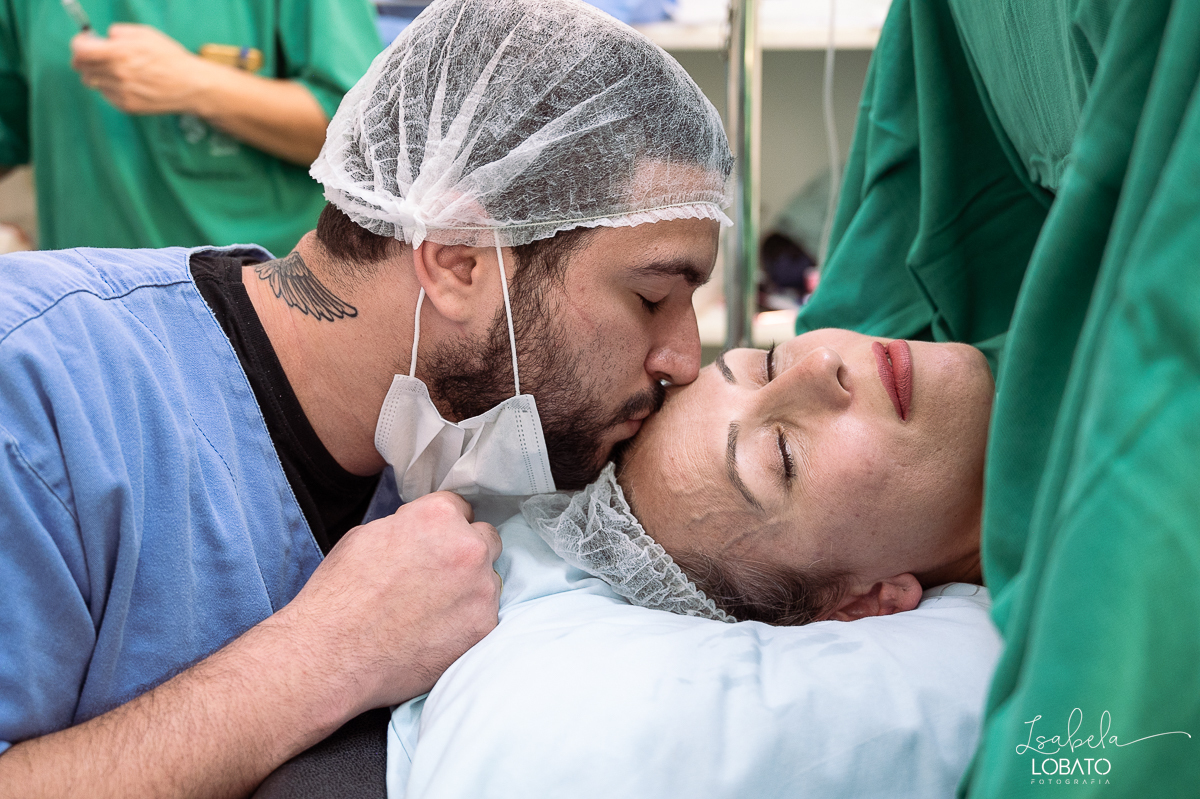 fotografia-de-parto-cesariana-fotos-santa-casa-de-misericordia-de-barbacena-fotos-de-cesaria-fotos-de-parto-fotografa-especializada-em-sala-de-parto-obstetra-em-barbacena-dra-maria-clara-marangoni-fotografa-de-bebes-isabela-lobato-fotografia-barbacena-mg