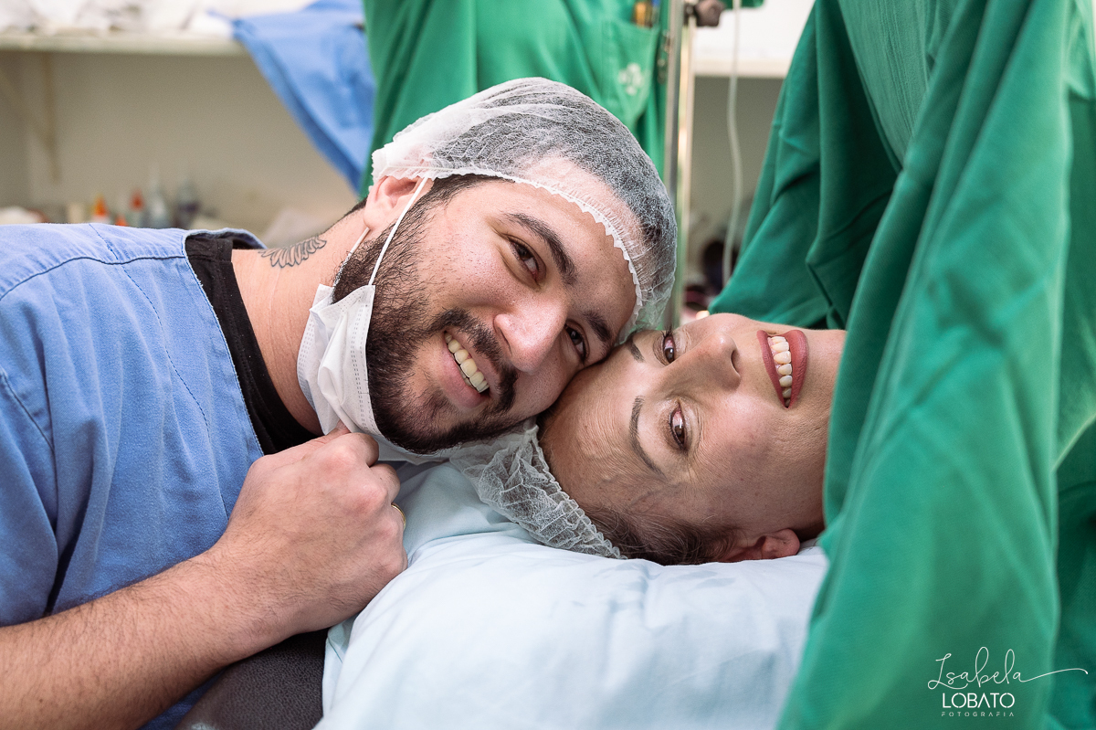 fotografia-de-parto-cesariana-fotos-santa-casa-de-misericordia-de-barbacena-fotos-de-cesaria-fotos-de-parto-fotografa-especializada-em-sala-de-parto-obstetra-em-barbacena-dra-maria-clara-marangoni-fotografa-de-bebes-isabela-lobato-fotografia-barbacena-mg