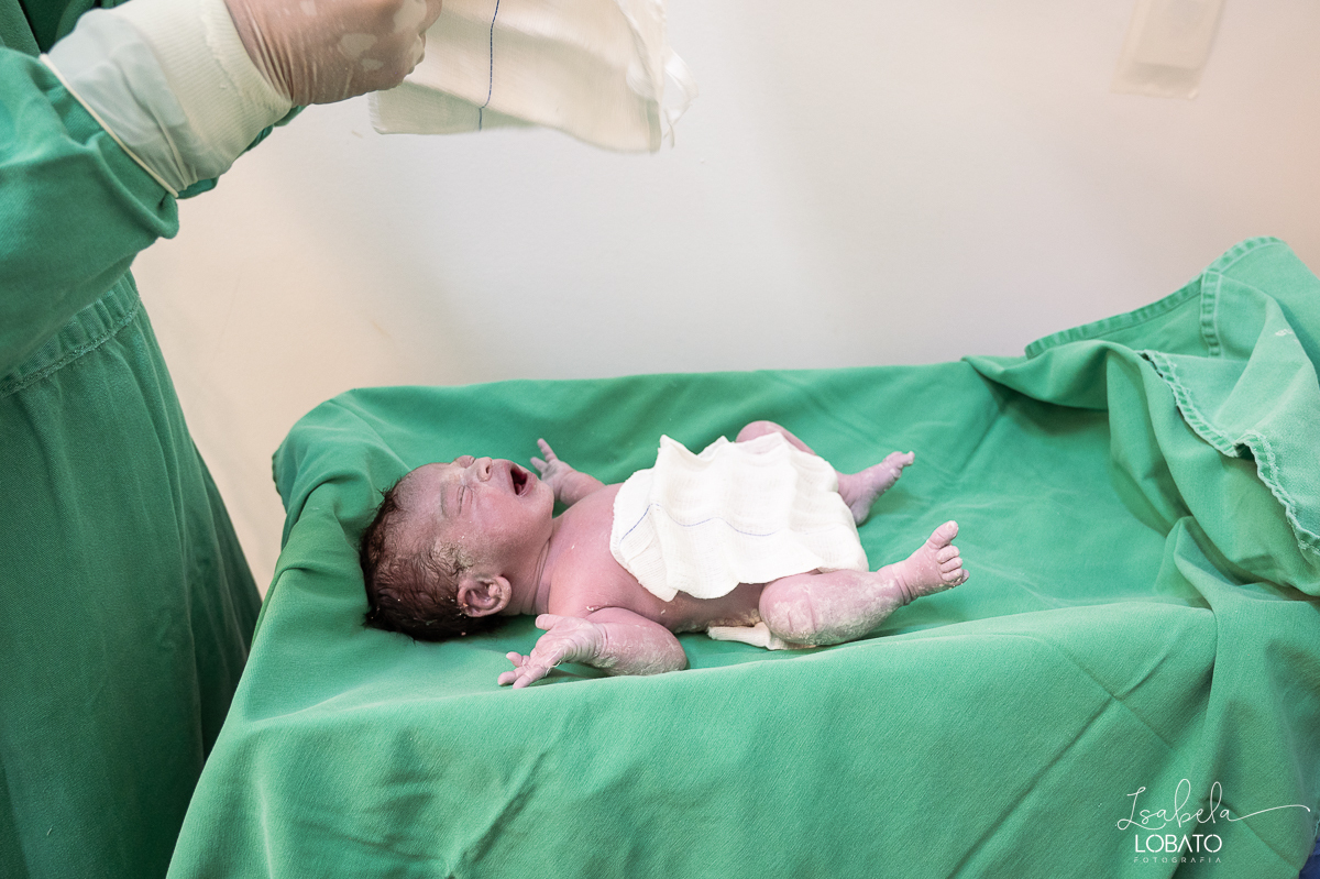 fotografia-de-parto-cesariana-fotos-santa-casa-de-misericordia-de-barbacena-fotos-de-cesaria-fotos-de-parto-fotografa-especializada-em-sala-de-parto-obstetra-em-barbacena-dra-maria-clara-marangoni-fotografa-de-bebes-isabela-lobato-fotografia-barbacena-mg