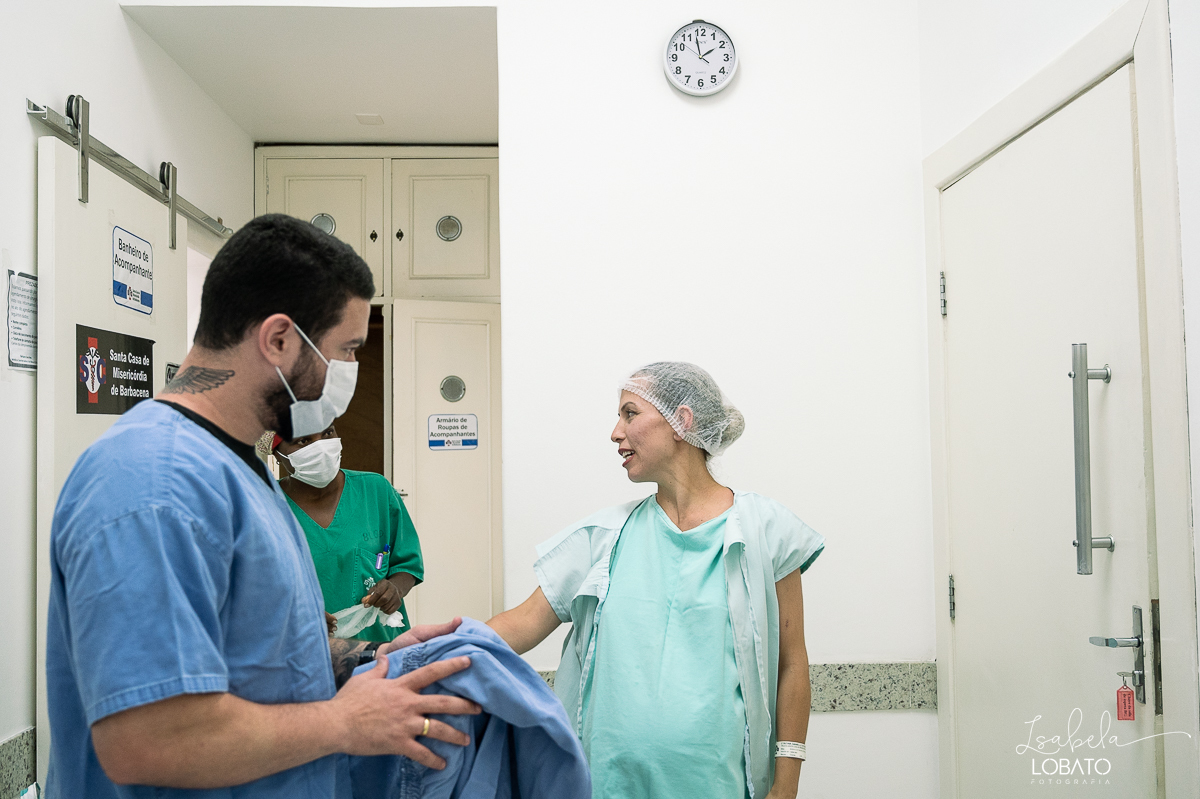 fotografia-de-parto-cesariana-fotos-santa-casa-de-misericordia-de-barbacena-fotos-de-cesaria-fotos-de-parto-fotografa-especializada-em-sala-de-parto-obstetra-em-barbacena-dra-maria-clara-marangoni-fotografa-de-bebes-isabela-lobato-fotografia-barbacena-mg