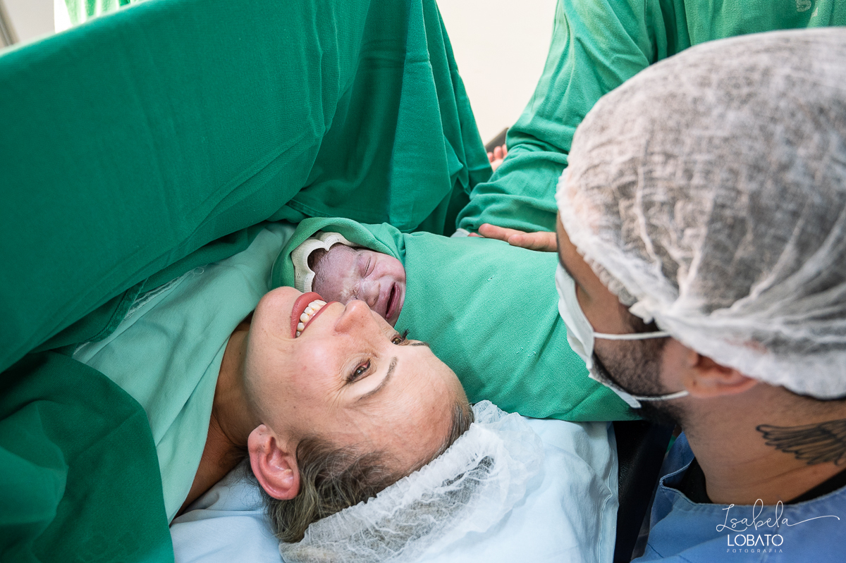 fotografia-de-parto-cesariana-fotos-santa-casa-de-misericordia-de-barbacena-fotos-de-cesaria-fotos-de-parto-fotografa-especializada-em-sala-de-parto-obstetra-em-barbacena-dra-maria-clara-marangoni-fotografa-de-bebes-isabela-lobato-fotografia-barbacena-mg
