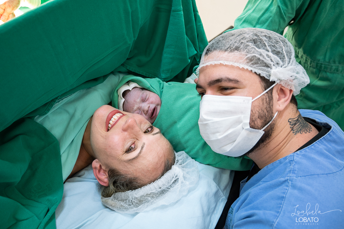 fotografia-de-parto-cesariana-fotos-santa-casa-de-misericordia-de-barbacena-fotos-de-cesaria-fotos-de-parto-fotografa-especializada-em-sala-de-parto-obstetra-em-barbacena-dra-maria-clara-marangoni-fotografa-de-bebes-isabela-lobato-fotografia-barbacena-mg