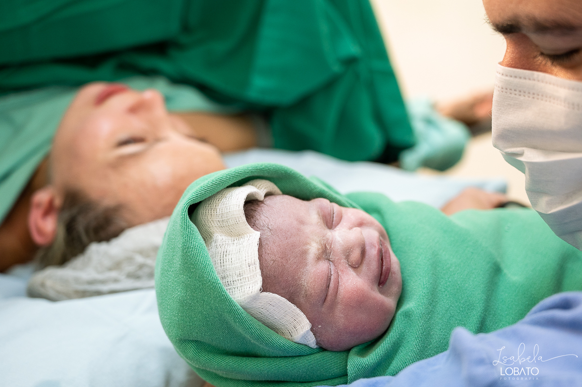 fotografia-de-parto-cesariana-fotos-santa-casa-de-misericordia-de-barbacena-fotos-de-cesaria-fotos-de-parto-fotografa-especializada-em-sala-de-parto-obstetra-em-barbacena-dra-maria-clara-marangoni-fotografa-de-bebes-isabela-lobato-fotografia-barbacena-mg