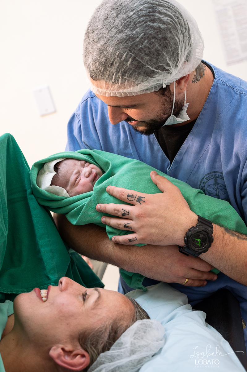 fotografia-de-parto-cesariana-fotos-santa-casa-de-misericordia-de-barbacena-fotos-de-cesaria-fotos-de-parto-fotografa-especializada-em-sala-de-parto-obstetra-em-barbacena-dra-maria-clara-marangoni-fotografa-de-bebes-isabela-lobato-fotografia-barbacena-mg