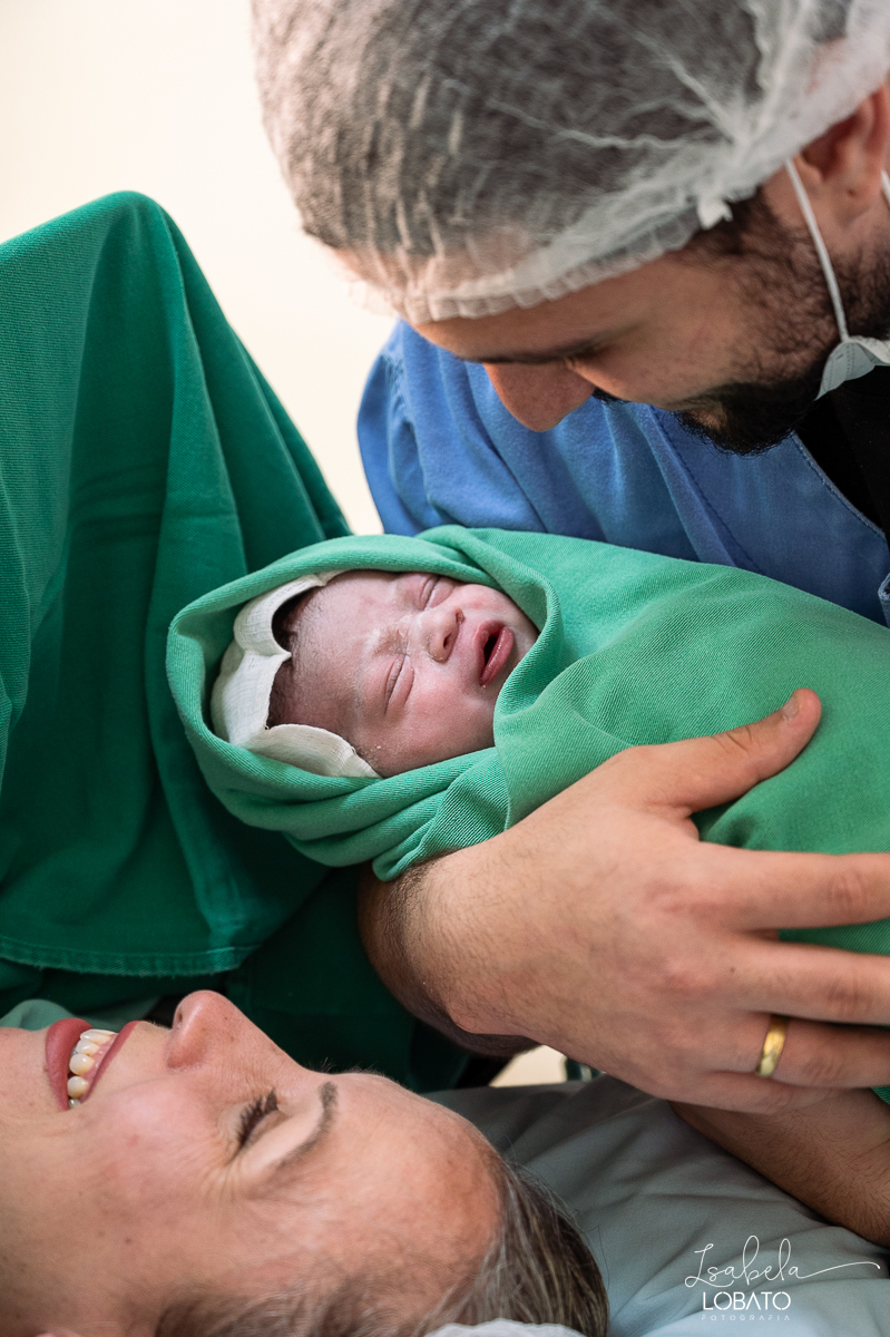 fotografia-de-parto-cesariana-fotos-santa-casa-de-misericordia-de-barbacena-fotos-de-cesaria-fotos-de-parto-fotografa-especializada-em-sala-de-parto-obstetra-em-barbacena-dra-maria-clara-marangoni-fotografa-de-bebes-isabela-lobato-fotografia-barbacena-mg