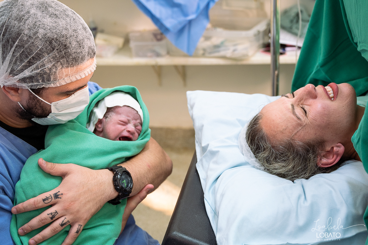 fotografia-de-parto-cesariana-fotos-santa-casa-de-misericordia-de-barbacena-fotos-de-cesaria-fotos-de-parto-fotografa-especializada-em-sala-de-parto-obstetra-em-barbacena-dra-maria-clara-marangoni-fotografa-de-bebes-isabela-lobato-fotografia-barbacena-mg