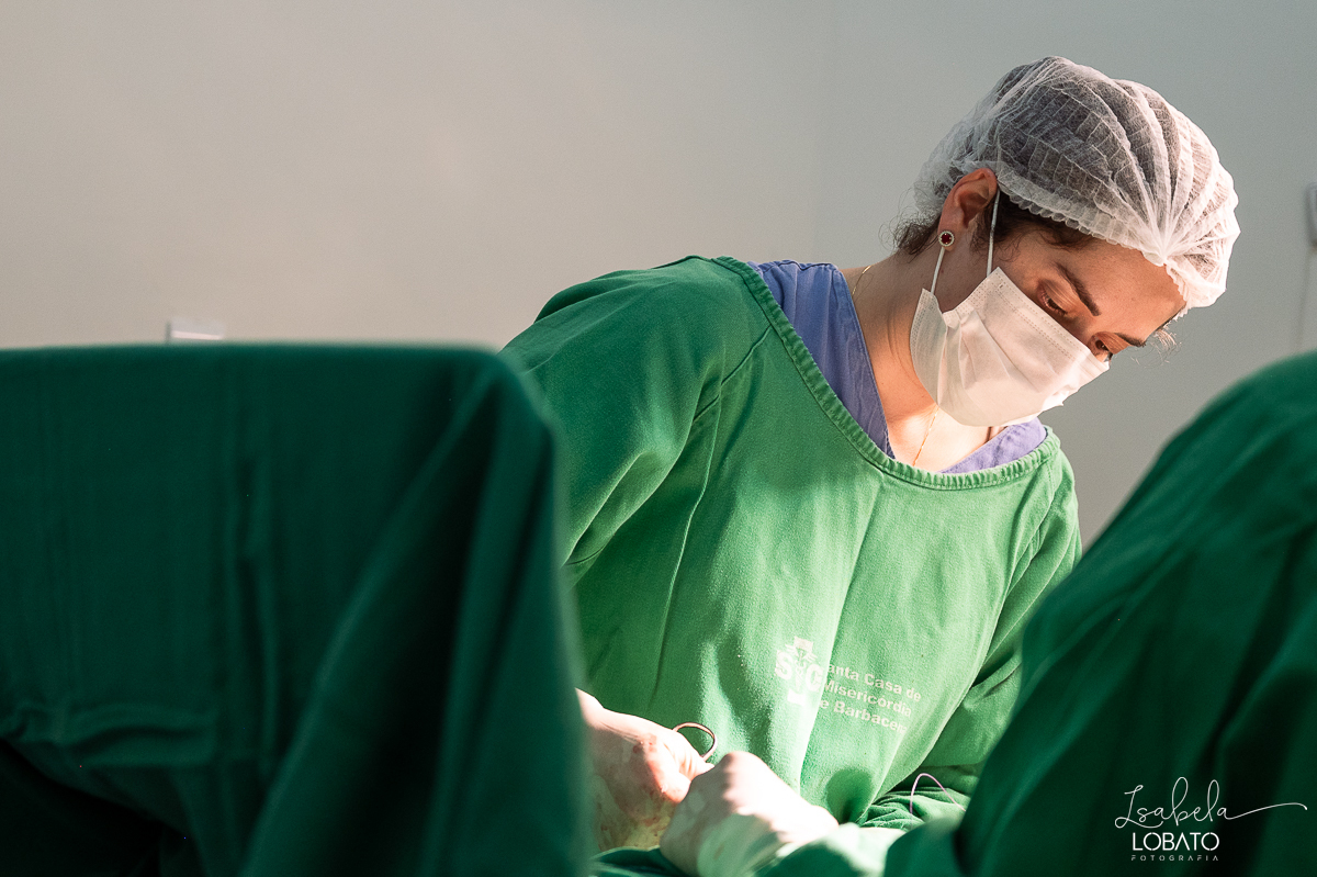 fotografia-de-parto-cesariana-fotos-santa-casa-de-misericordia-de-barbacena-fotos-de-cesaria-fotos-de-parto-fotografa-especializada-em-sala-de-parto-obstetra-em-barbacena-dra-maria-clara-marangoni-fotografa-de-bebes-isabela-lobato-fotografia-barbacena-mg