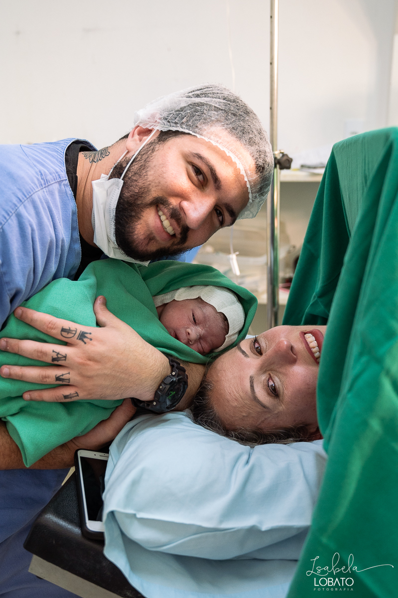 fotografia-de-parto-cesariana-fotos-santa-casa-de-misericordia-de-barbacena-fotos-de-cesaria-fotos-de-parto-fotografa-especializada-em-sala-de-parto-obstetra-em-barbacena-dra-maria-clara-marangoni-fotografa-de-bebes-isabela-lobato-fotografia-barbacena-mg