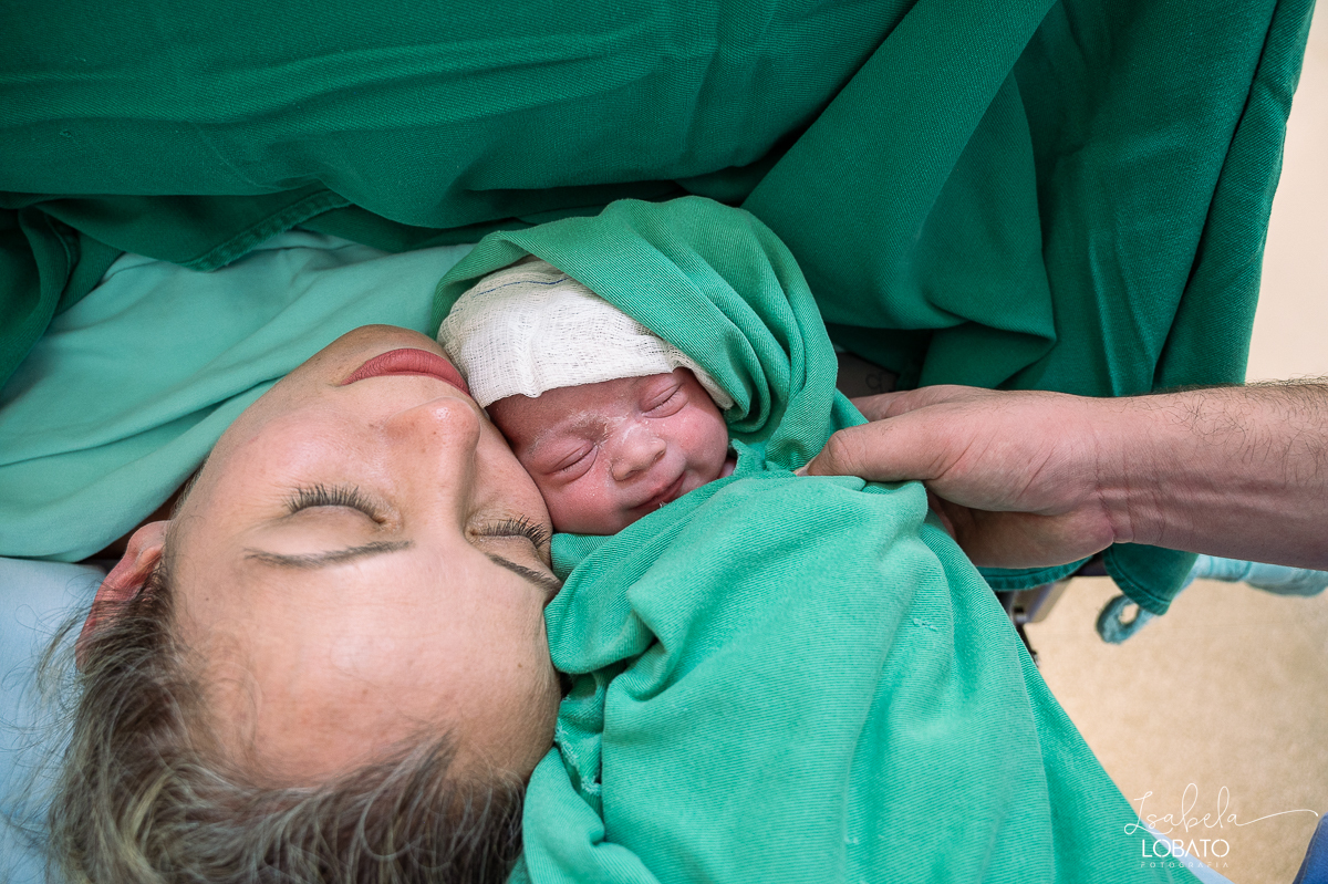 fotografia-de-parto-cesariana-fotos-santa-casa-de-misericordia-de-barbacena-fotos-de-cesaria-fotos-de-parto-fotografa-especializada-em-sala-de-parto-obstetra-em-barbacena-dra-maria-clara-marangoni-fotografa-de-bebes-isabela-lobato-fotografia-barbacena-mg