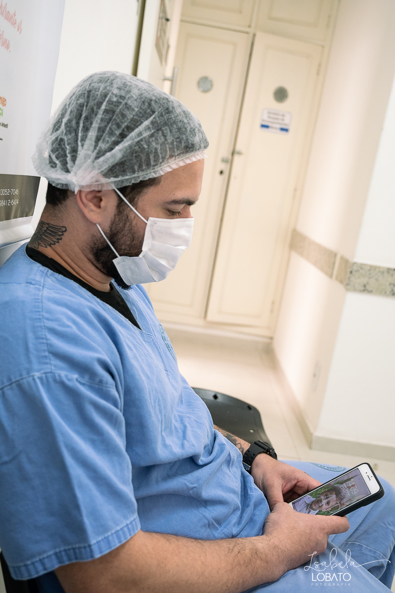 fotografia-de-parto-cesariana-fotos-santa-casa-de-misericordia-de-barbacena-fotos-de-cesaria-fotos-de-parto-fotografa-especializada-em-sala-de-parto-obstetra-em-barbacena-dra-maria-clara-marangoni-fotografa-de-bebes-isabela-lobato-fotografia-barbacena-mg