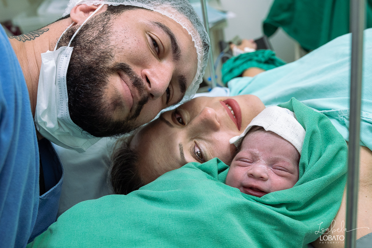 fotografia-de-parto-cesariana-fotos-santa-casa-de-misericordia-de-barbacena-fotos-de-cesaria-fotos-de-parto-fotografa-especializada-em-sala-de-parto-obstetra-em-barbacena-dra-maria-clara-marangoni-fotografa-de-bebes-isabela-lobato-fotografia-barbacena-mg