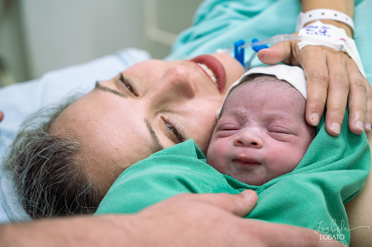 fotografia-de-parto-cesariana-fotos-santa-casa-de-misericordia-de-barbacena-fotos-de-cesaria-fotos-de-parto-fotografa-especializada-em-sala-de-parto-obstetra-em-barbacena-dra-maria-clara-marangoni-fotografa-de-bebes-isabela-lobato-fotografia-barbacena-mg