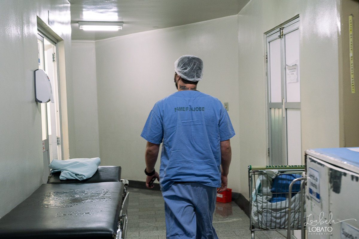 fotografia-de-parto-cesariana-fotos-santa-casa-de-misericordia-de-barbacena-fotos-de-cesaria-fotos-de-parto-fotografa-especializada-em-sala-de-parto-obstetra-em-barbacena-dra-maria-clara-marangoni-fotografa-de-bebes-isabela-lobato-fotografia-barbacena-mg