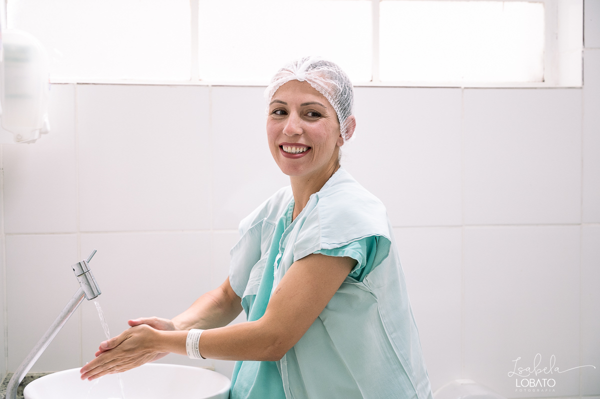 fotografia-de-parto-cesariana-fotos-santa-casa-de-misericordia-de-barbacena-fotos-de-cesaria-fotos-de-parto-fotografa-especializada-em-sala-de-parto-obstetra-em-barbacena-dra-maria-clara-marangoni-fotografa-de-bebes-isabela-lobato-fotografia-barbacena-mg