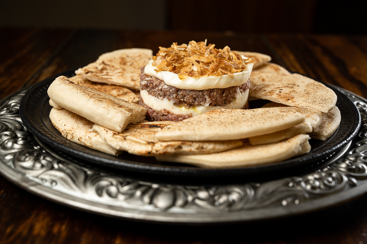 foto-de-comida-arabe-esfirra-aberta-foto-da-culinaria-árabe-fotografo-especializado-em-foto-de-alimentos-fotos-de-comida-fotografo-de-comida-mkt-de-restaurante-fotogografo-de-hamburguer-comida-arabe-em-barbacena-murad-bq-mercado-central-barbacena-mg