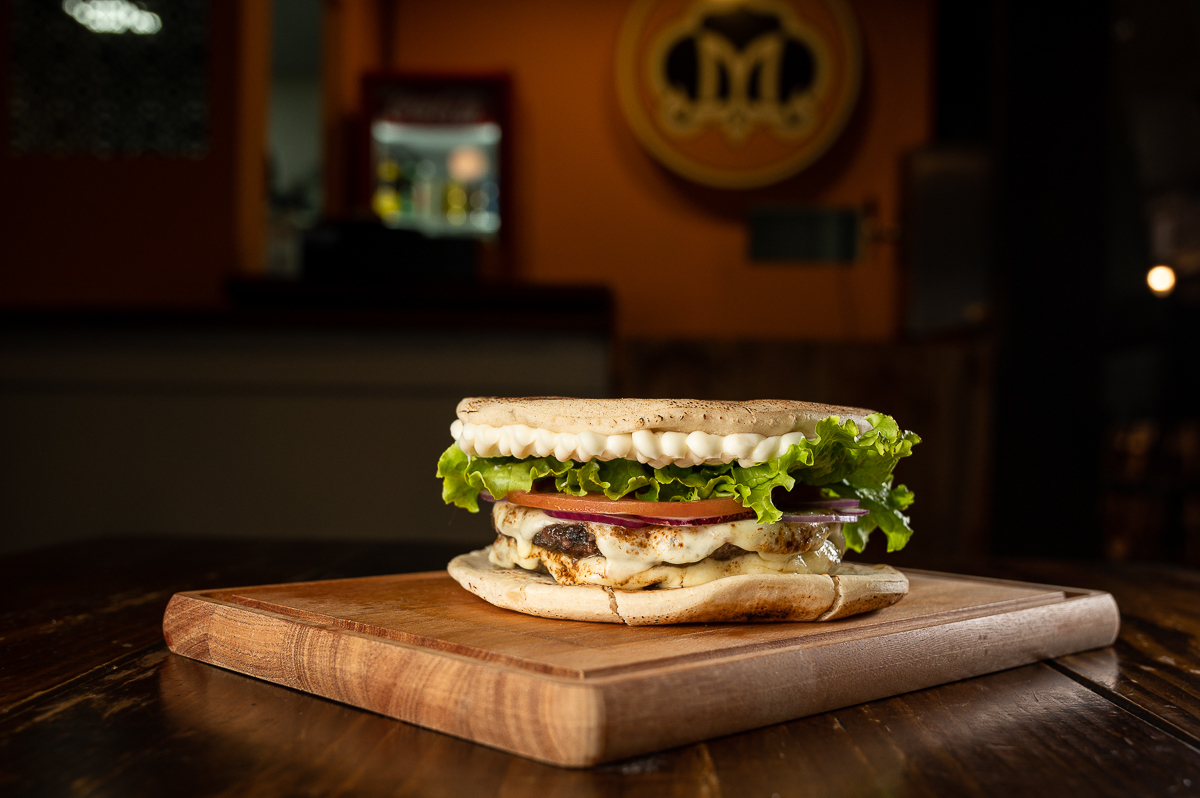 foto-de-comida-arabe-esfirra-aberta-foto-da-culinaria-árabe-fotografo-especializado-em-foto-de-alimentos-fotos-de-comida-fotografo-de-comida-mkt-de-restaurante-fotogografo-de-hamburguer-comida-arabe-em-barbacena-murad-bq-mercado-central-barbacena-mg