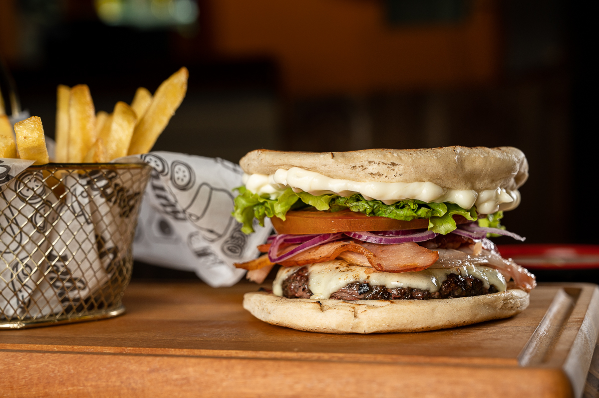 foto-de-comida-arabe-esfirra-aberta-foto-da-culinaria-árabe-fotografo-especializado-em-foto-de-alimentos-fotos-de-comida-fotografo-de-comida-mkt-de-restaurante-fotogografo-de-hamburguer-comida-arabe-em-barbacena-murad-bq-mercado-central-barbacena-mg