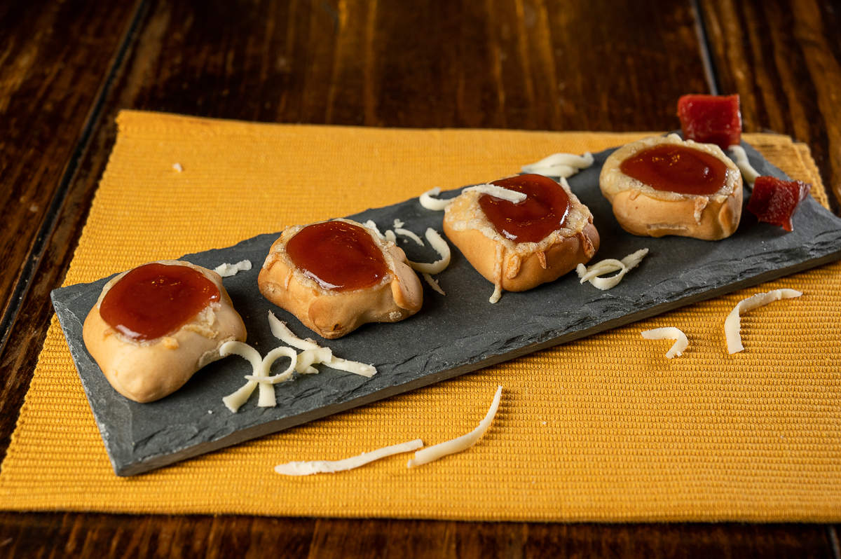 foto-de-comida-arabe-esfirra-aberta-foto-da-culinaria-árabe-fotografo-especializado-em-foto-de-alimentos-fotos-de-comida-fotografo-de-comida-mkt-de-restaurante-fotogografo-de-hamburguer-comida-arabe-em-barbacena-murad-bq-mercado-central-barbacena-mg