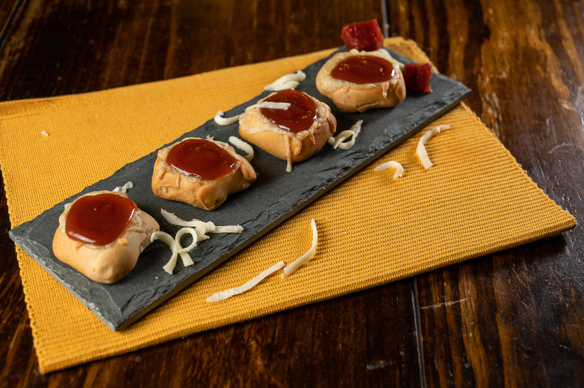 foto-de-comida-arabe-esfirra-aberta-foto-da-culinaria-árabe-fotografo-especializado-em-foto-de-alimentos-fotos-de-comida-fotografo-de-comida-mkt-de-restaurante-fotogografo-de-hamburguer-comida-arabe-em-barbacena-murad-bq-mercado-central-barbacena-mg