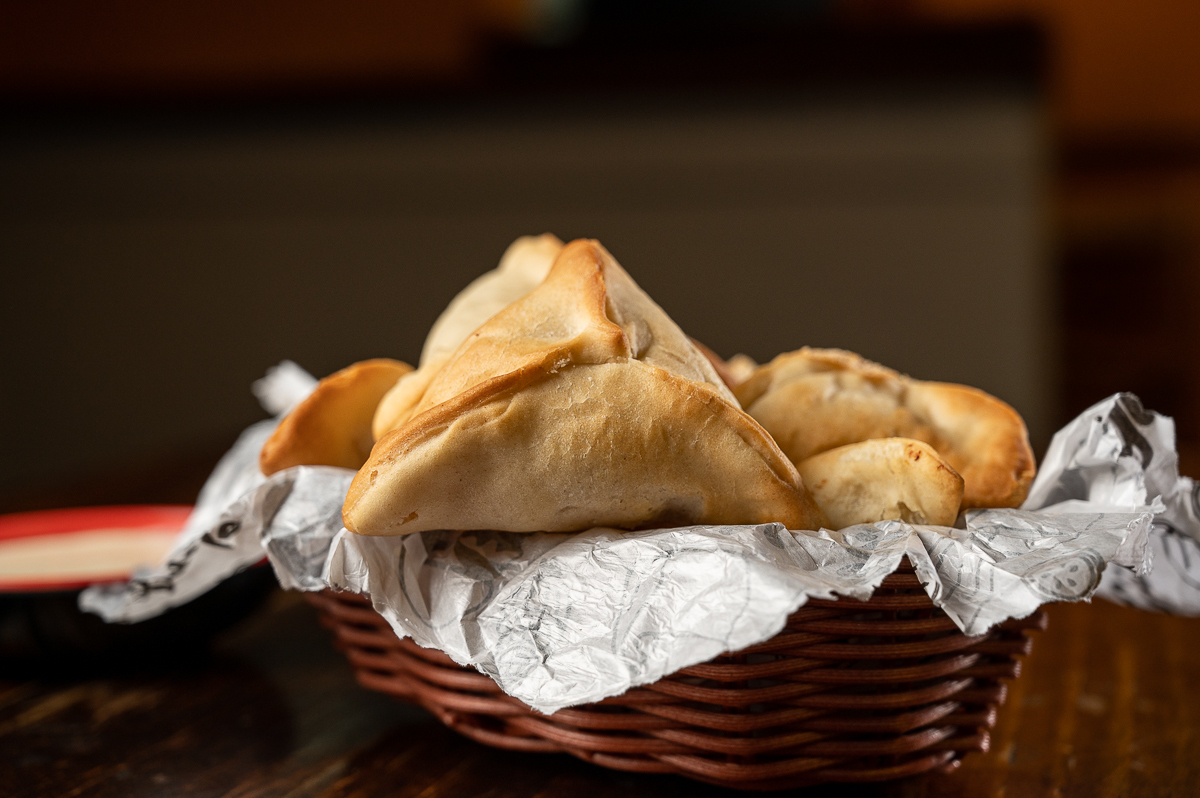 foto-de-comida-arabe-esfirra-aberta-foto-da-culinaria-árabe-fotografo-especializado-em-foto-de-alimentos-fotos-de-comida-fotografo-de-comida-mkt-de-restaurante-fotogografo-de-hamburguer-comida-arabe-em-barbacena-murad-bq-mercado-central-barbacena-mg