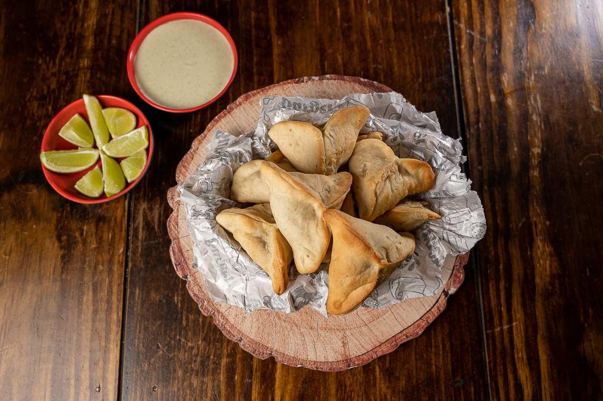 foto-de-comida-arabe-esfirra-aberta-foto-da-culinaria-árabe-fotografo-especializado-em-foto-de-alimentos-fotos-de-comida-fotografo-de-comida-mkt-de-restaurante-fotogografo-de-hamburguer-comida-arabe-em-barbacena-murad-bq-mercado-central-barbacena-mg