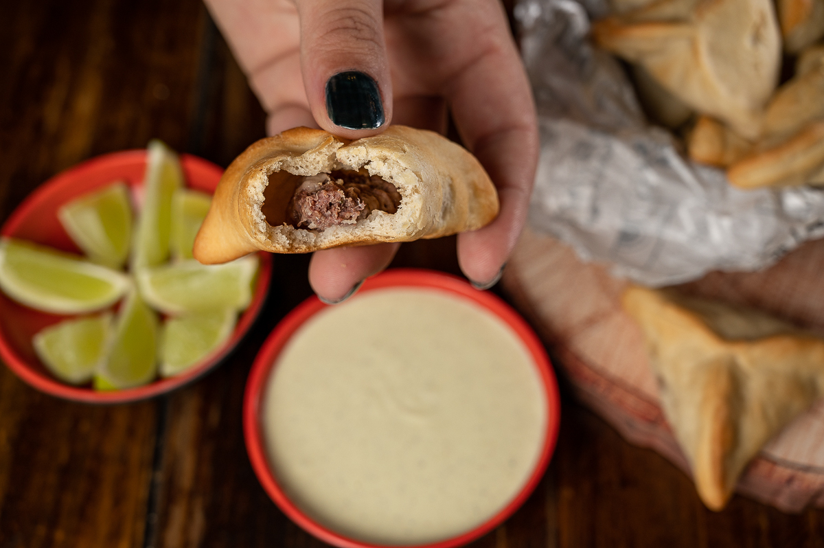 foto-de-comida-arabe-esfirra-aberta-foto-da-culinaria-árabe-fotografo-especializado-em-foto-de-alimentos-fotos-de-comida-fotografo-de-comida-mkt-de-restaurante-fotogografo-de-hamburguer-comida-arabe-em-barbacena-murad-bq-mercado-central-barbacena-mg