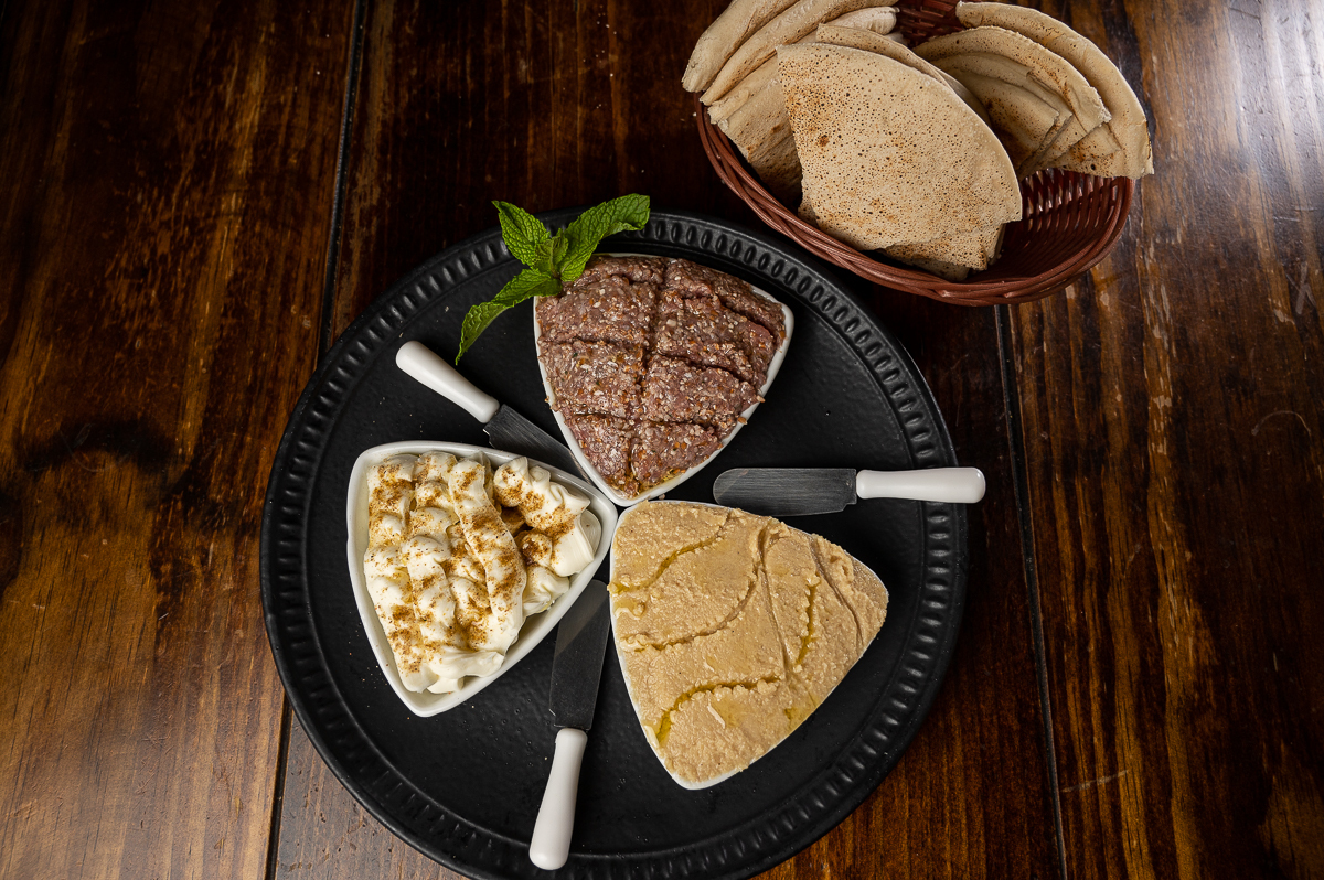 foto-de-comida-arabe-esfirra-aberta-foto-da-culinaria-árabe-fotografo-especializado-em-foto-de-alimentos-fotos-de-comida-fotografo-de-comida-mkt-de-restaurante-fotogografo-de-hamburguer-comida-arabe-em-barbacena-murad-bq-mercado-central-barbacena-mg