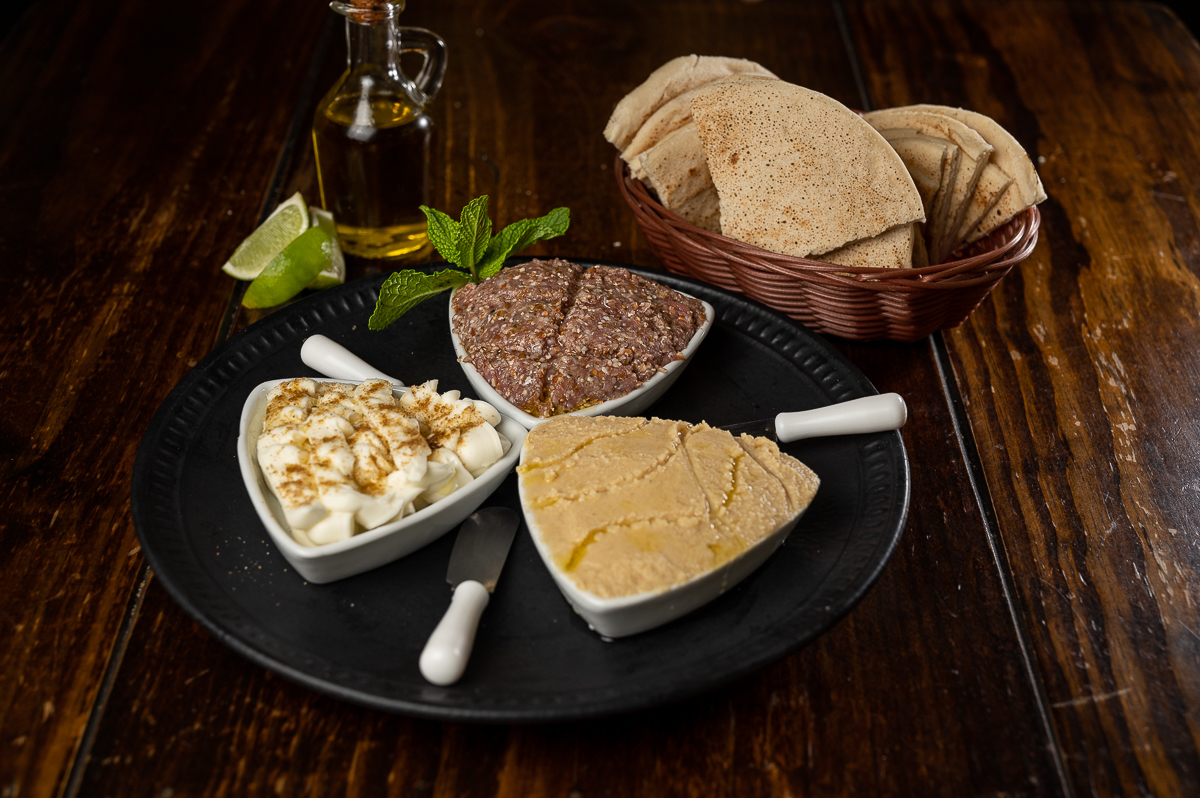 foto-de-comida-arabe-esfirra-aberta-foto-da-culinaria-árabe-fotografo-especializado-em-foto-de-alimentos-fotos-de-comida-fotografo-de-comida-mkt-de-restaurante-fotogografo-de-hamburguer-comida-arabe-em-barbacena-murad-bq-mercado-central-barbacena-mg