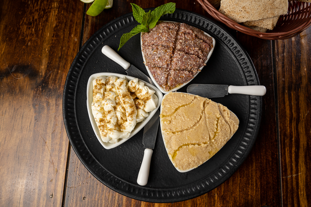 foto-de-comida-arabe-esfirra-aberta-foto-da-culinaria-árabe-fotografo-especializado-em-foto-de-alimentos-fotos-de-comida-fotografo-de-comida-mkt-de-restaurante-fotogografo-de-hamburguer-comida-arabe-em-barbacena-murad-bq-mercado-central-barbacena-mg