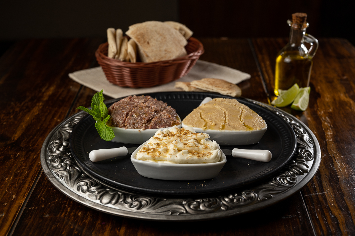 foto-de-comida-arabe-esfirra-aberta-foto-da-culinaria-árabe-fotografo-especializado-em-foto-de-alimentos-fotos-de-comida-fotografo-de-comida-mkt-de-restaurante-fotogografo-de-hamburguer-comida-arabe-em-barbacena-murad-bq-mercado-central-barbacena-mg