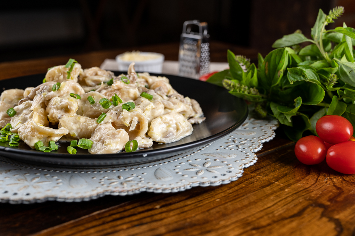 fotografia-de-comida-fotografia-gourmet-foto-de-pratos-italianos-foto-de-massas-artesanais-manjericao-brusqueta-nhoque-canelone-lasanha-restaurantes-em-barbacena-tizza-massas-e-vinhos-barbacena-mercado-central-barbacena-fotografa-de-comida-isabela-lobato