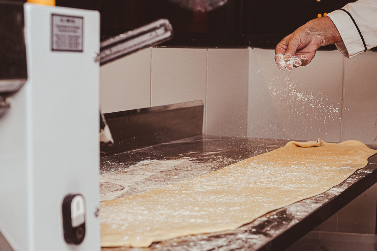 fotografia-de-comida-fotografia-gourmet-foto-de-pratos-italianos-foto-de-massas-artesanais-manjericao-brusqueta-nhoque-canelone-lasanha-restaurantes-em-barbacena-tizza-massas-e-vinhos-barbacena-mercado-central-barbacena-fotografa-de-comida-isabela-lobato