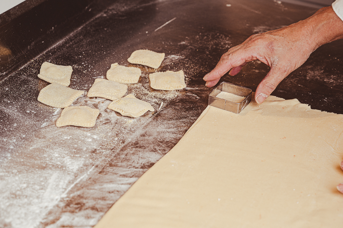 fotografia-de-comida-fotografia-gourmet-foto-de-pratos-italianos-foto-de-massas-artesanais-manjericao-brusqueta-nhoque-canelone-lasanha-restaurantes-em-barbacena-tizza-massas-e-vinhos-barbacena-mercado-central-barbacena-fotografa-de-comida-isabela-lobato