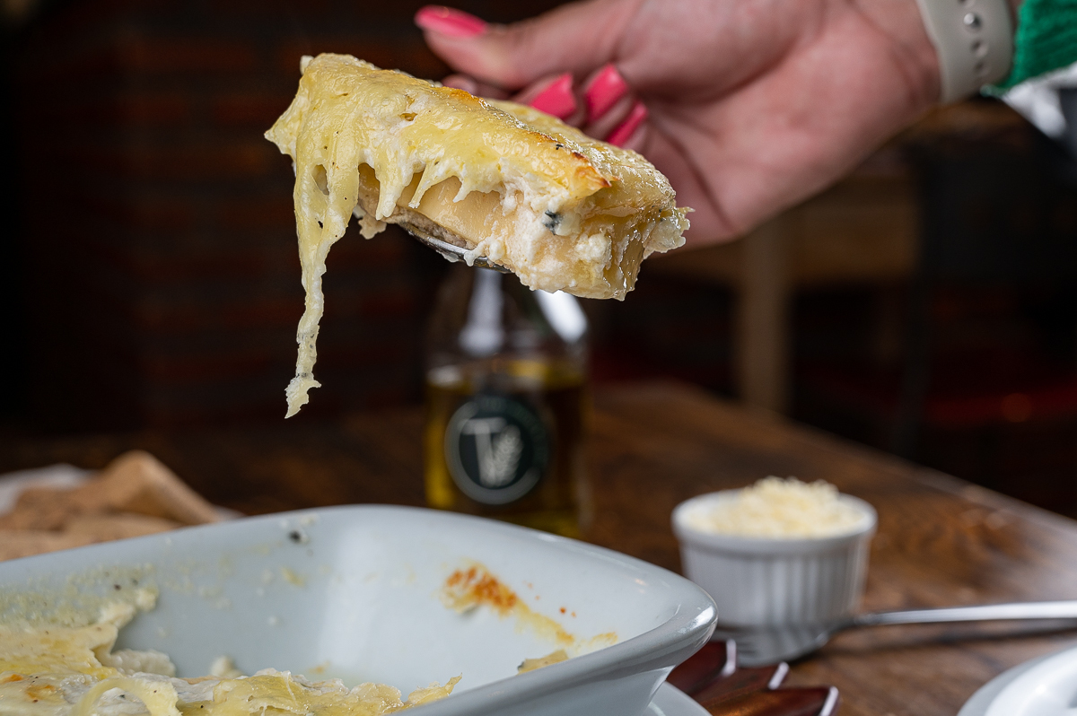 fotografia-de-comida-fotografia-gourmet-foto-de-pratos-italianos-foto-de-massas-artesanais-manjericao-brusqueta-nhoque-canelone-lasanha-restaurantes-em-barbacena-tizza-massas-e-vinhos-barbacena-mercado-central-barbacena-fotografa-de-comida-isabela-lobato