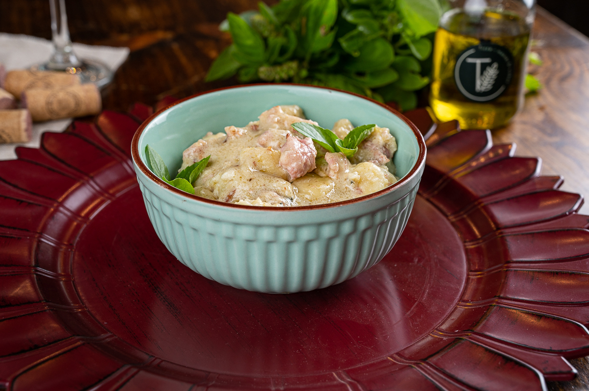 fotografia-de-comida-fotografia-gourmet-foto-de-pratos-italianos-foto-de-massas-artesanais-manjericao-brusqueta-nhoque-canelone-lasanha-restaurantes-em-barbacena-tizza-massas-e-vinhos-barbacena-mercado-central-barbacena-fotografa-de-comida-isabela-lobato