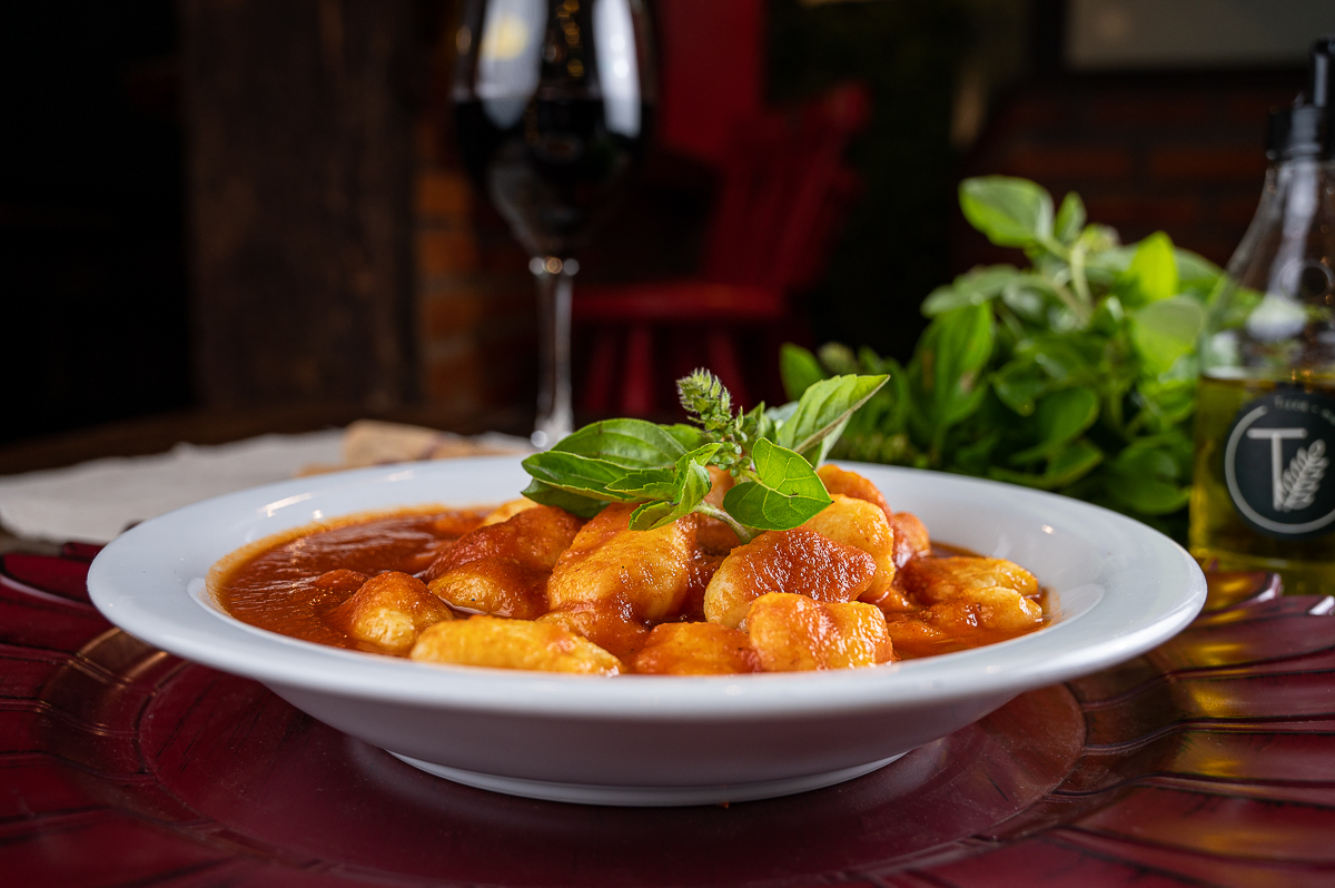 fotografia-de-comida-fotografia-gourmet-foto-de-pratos-italianos-foto-de-massas-artesanais-manjericao-brusqueta-nhoque-canelone-lasanha-restaurantes-em-barbacena-tizza-massas-e-vinhos-barbacena-mercado-central-barbacena-fotografa-de-comida-isabela-lobato