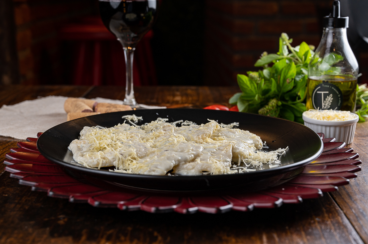 fotografia-de-comida-fotografia-gourmet-foto-de-pratos-italianos-foto-de-massas-artesanais-manjericao-brusqueta-nhoque-canelone-lasanha-restaurantes-em-barbacena-tizza-massas-e-vinhos-barbacena-mercado-central-barbacena-fotografa-de-comida-isabela-lobato