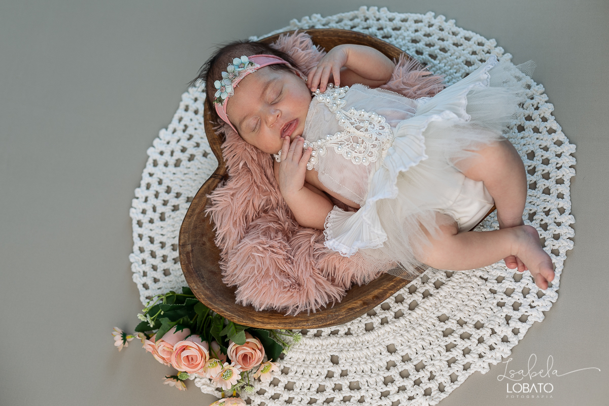 ensaio-fotografico-de-recem-nascido-ensaio-newborn-bebe-recem-nascido-sono-do-bebe-acompanhamento-fotografico-infantil-cenario-de-newborn-fundo-fotografico-para-ensaio-newborn-fotografa-especialista-em-ensaio-newborn-isabela-lobato-fotografia-barbacena-mg
