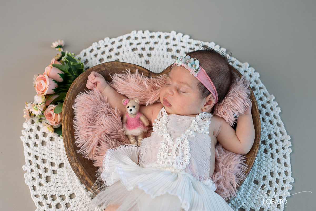 ensaio-fotografico-de-recem-nascido-ensaio-newborn-bebe-recem-nascido-sono-do-bebe-acompanhamento-fotografico-infantil-cenario-de-newborn-fundo-fotografico-para-ensaio-newborn-fotografa-especialista-em-ensaio-newborn-isabela-lobato-fotografia-barbacena-mg