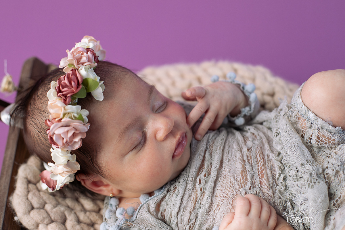 ensaio-fotografico-de-recem-nascido-ensaio-newborn-bebe-recem-nascido-sono-do-bebe-acompanhamento-fotografico-infantil-cenario-de-newborn-fundo-fotografico-para-ensaio-newborn-fotografa-especialista-em-ensaio-newborn-isabela-lobato-fotografia-barbacena-mg