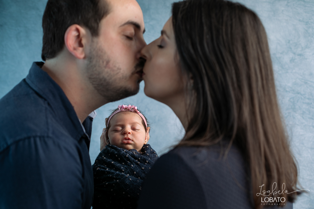 ensaio-fotografico-de-recem-nascido-ensaio-newborn-bebe-recem-nascido-sono-do-bebe-acompanhamento-fotografico-infantil-cenario-de-newborn-fundo-fotografico-para-ensaio-newborn-fotografa-especialista-em-ensaio-newborn-isabela-lobato-fotografia-barbacena-mg
