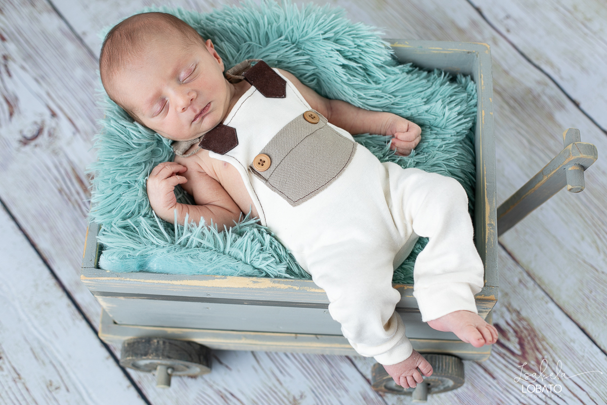 ensaio-fotografico-de-recem-nascido-ensaio-newborn-bebe-recem-nascido-sono-do-bebe-acompanhamento-fotografico-infantil-cenario-de-newborn-fundo-fotografico-para-ensaio-newborn-fotografa-especialista-em-ensaio-newborn-isabela-lobato-fotografia-barbacena-mg