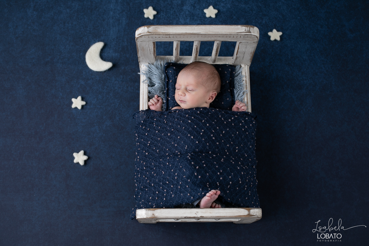 ensaio-fotografico-de-recem-nascido-ensaio-newborn-bebe-recem-nascido-sono-do-bebe-acompanhamento-fotografico-infantil-cenario-de-newborn-fundo-fotografico-para-ensaio-newborn-fotografa-especialista-em-ensaio-newborn-isabela-lobato-fotografia-barbacena-mg