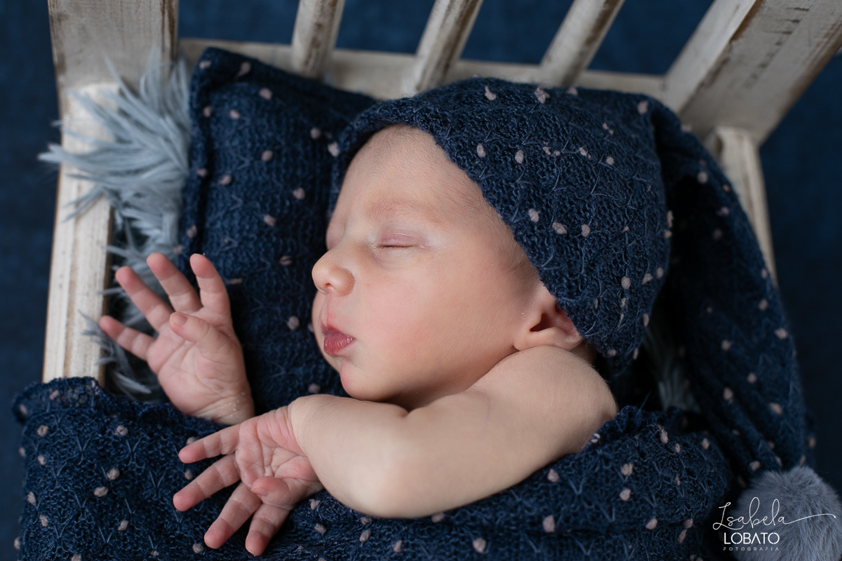 ensaio-fotografico-de-recem-nascido-ensaio-newborn-bebe-recem-nascido-sono-do-bebe-acompanhamento-fotografico-infantil-cenario-de-newborn-fundo-fotografico-para-ensaio-newborn-fotografa-especialista-em-ensaio-newborn-isabela-lobato-fotografia-barbacena-mg