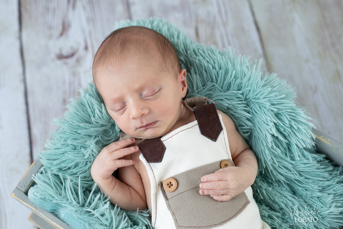 ensaio-fotografico-de-recem-nascido-ensaio-newborn-bebe-recem-nascido-sono-do-bebe-acompanhamento-fotografico-infantil-cenario-de-newborn-fundo-fotografico-para-ensaio-newborn-fotografa-especialista-em-ensaio-newborn-isabela-lobato-fotografia-barbacena-mg