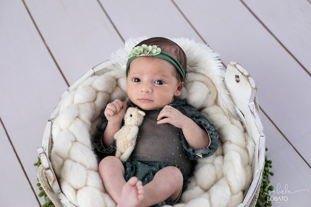 ensaio-fotografico-de-recem-nascido-ensaio-newborn-bebe-recem-nascido-sono-do-bebe-acompanhamento-fotografico-infantil-cenario-de-newborn-fundo-fotografico-para-ensaio-newborn-fotografa-especialista-em-ensaio-newborn-isabela-lobato-fotografia-barbacena-mg