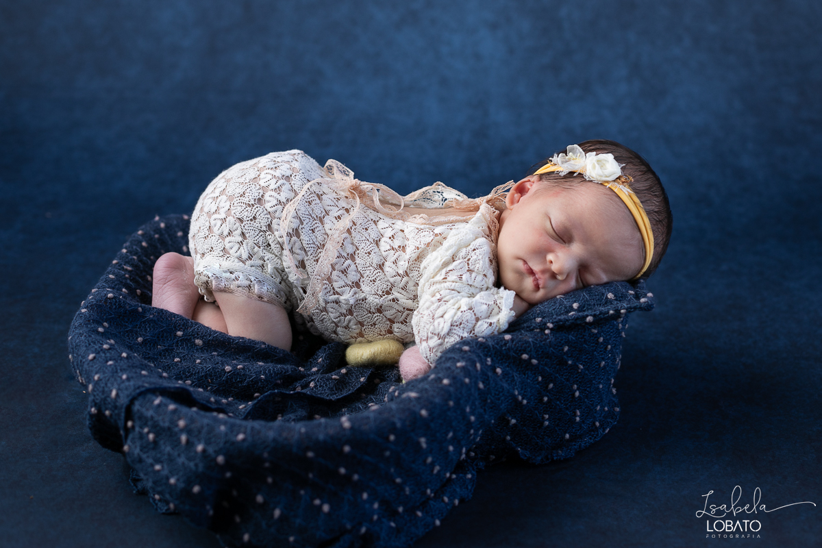 ensaio-fotografico-de-recem-nascido-ensaio-newborn-bebe-recem-nascido-sono-do-bebe-acompanhamento-fotografico-infantil-cenario-de-newborn-fundo-fotografico-para-ensaio-newborn-fotografa-especialista-em-ensaio-newborn-isabela-lobato-fotografia-barbacena-mg