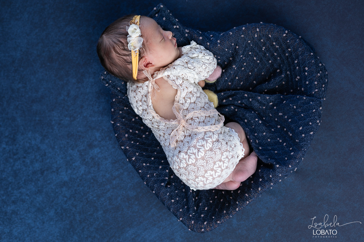 ensaio-fotografico-de-recem-nascido-ensaio-newborn-bebe-recem-nascido-sono-do-bebe-acompanhamento-fotografico-infantil-cenario-de-newborn-fundo-fotografico-para-ensaio-newborn-fotografa-especialista-em-ensaio-newborn-isabela-lobato-fotografia-barbacena-mg