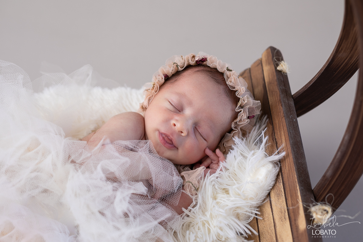 ensaio-fotografico-de-recem-nascido-ensaio-newborn-bebe-recem-nascido-sono-do-bebe-acompanhamento-fotografico-infantil-cenario-de-newborn-fundo-fotografico-para-ensaio-newborn-fotografa-especialista-em-ensaio-newborn-isabela-lobato-fotografia-barbacena-mg
