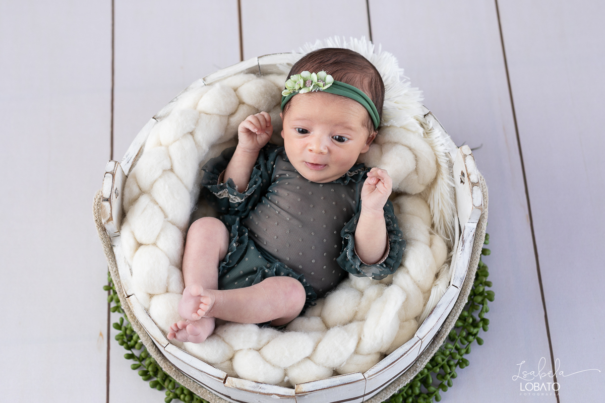 ensaio-fotografico-de-recem-nascido-ensaio-newborn-bebe-recem-nascido-sono-do-bebe-acompanhamento-fotografico-infantil-cenario-de-newborn-fundo-fotografico-para-ensaio-newborn-fotografa-especialista-em-ensaio-newborn-isabela-lobato-fotografia-barbacena-mg